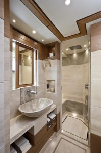 bathroom-yacht-travertino-emperador-light