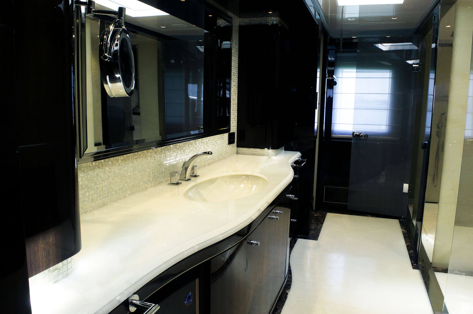 yacht-onice-bianco